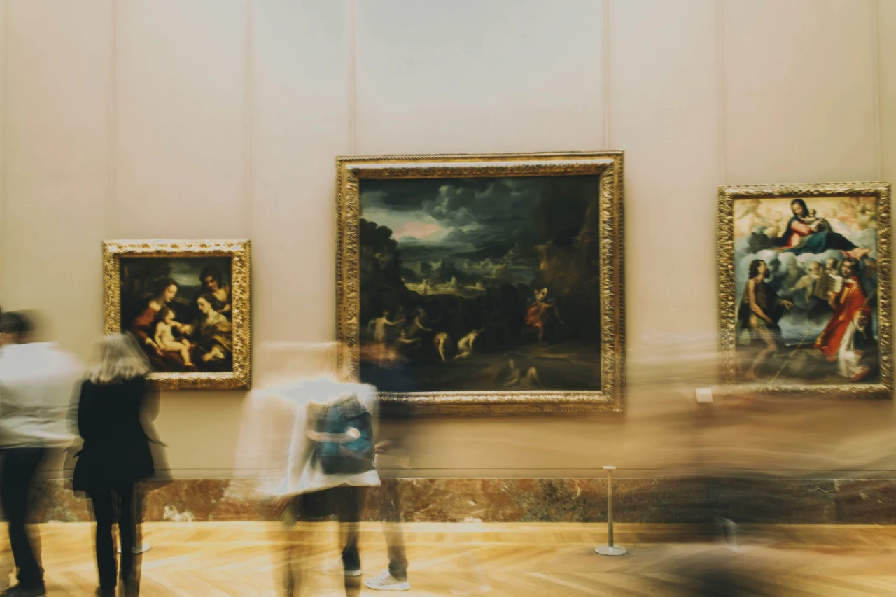 Choose a smaller gallery or a specific exhibit to keep it brief, interesting, and naturally conversational.